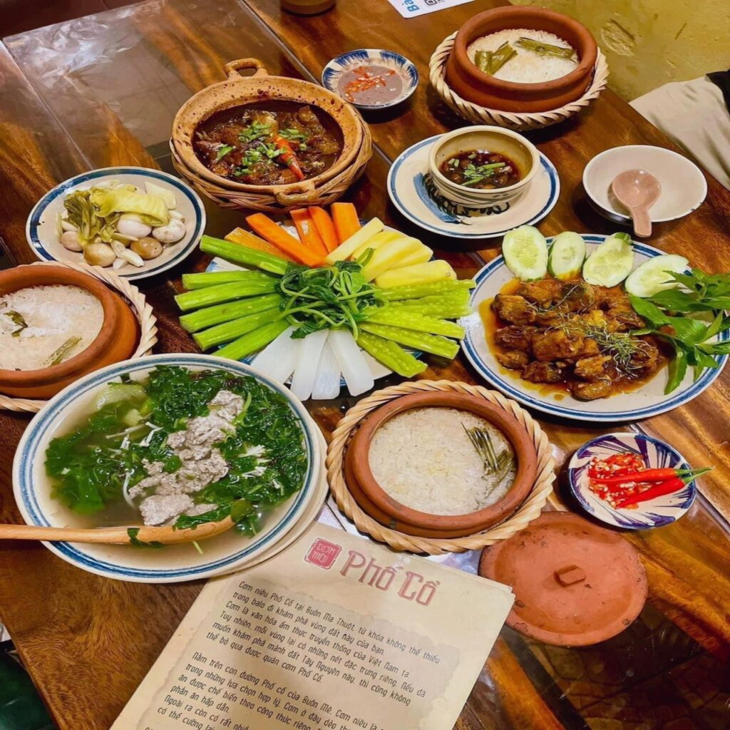 Mâm cơm Việt với cơm niêu, cá kho, rau và canh tại Phố Cổ