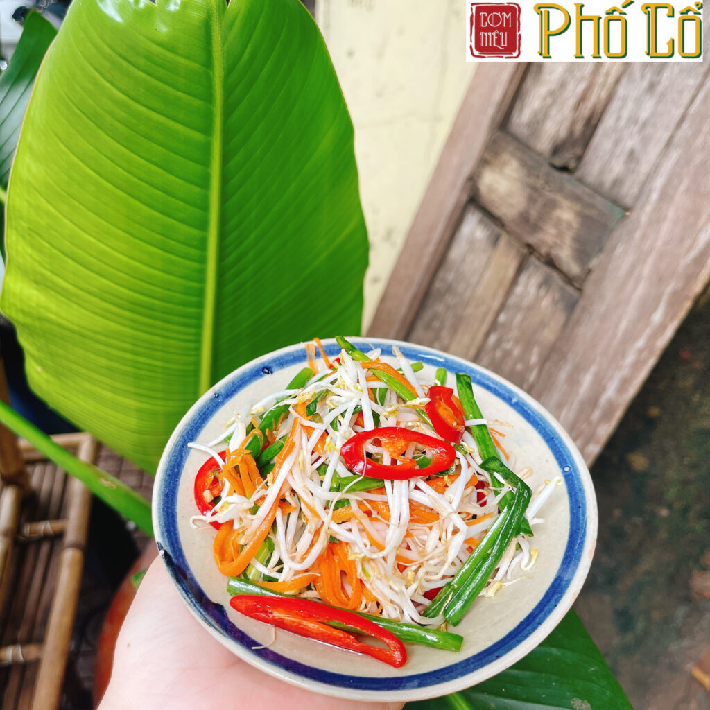 Mỗi lần về thăm Bà, mình luôn háo hức được thưởng thức món dưa giá ngâm do Bà làm. Món ăn giản dị nhưng chứa đựng biết bao tình cảm và kỷ niệm của gia đình. Món dưa giá ngâm của Bà không chỉ giòn ngon, chua ngọt mà còn mang đậm hương vị quê nhà. Mỗi miếng dưa giá là một chút tình yêu thương, sự chăm chút của Bà dành cho con cháu. Mỗi lần ăn, mình như được trở về những ngày thơ ấu, ngồi bên mâm cơm gia đình, nghe Bà kể chuyện xưa. Không biết bạn có cảm xúc giống mình không? Hãy chia sẻ cùng Cơm niêu Phố Cổ nhé ???????? ————————— Cơm niêu Phố Cổ - Ấm như bếp nhà ✅ Website: http://comnieuphoco.com ✅ Hotline: 0941.89.39.89 ✅ 173 Hai Bà Trưng, P. Thắng Lợi, TP. Buôn Ma Thuột