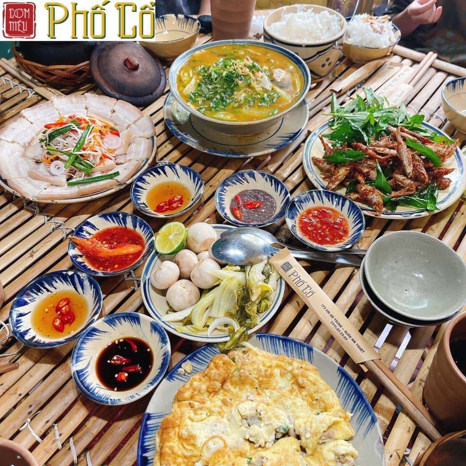 ???? ????????̛???? ????????????̀ ????????????̛???? ???????????? ????????́ ????????̀? 

Biết đầu tuần nhiều thực khách tất bật với công việc nhưng vẫn muốn thưởng thức cơm nhà vẹn ngon, Phố cổ thương mời bạn ghé dùng bữa với đủ đầy món Việt dậy vị thơm lừng

Hôm nay bếp nhà Phố Cổ có:
???? Ngũ quả luộc chấm với kho quẹt sền sệt, vừa mằn mặn vừa the cay vị tiêu, ớt
???? Gà kho gừng ấm nóng, thịt gà mềm tơi - nước chan ngọt thơm rất hợp ăn cùng cơm trắng
????Canh chua cá Lăng thanh mát

???? Thực đơn ngon lành như này có khiến khách đói cồn cào chưa ạ?
???? 173 Hai Bà Trưng,P. Thắng lợi, Tp. BMT
???? booking 0941893989
Website. Comnieuphoco.com