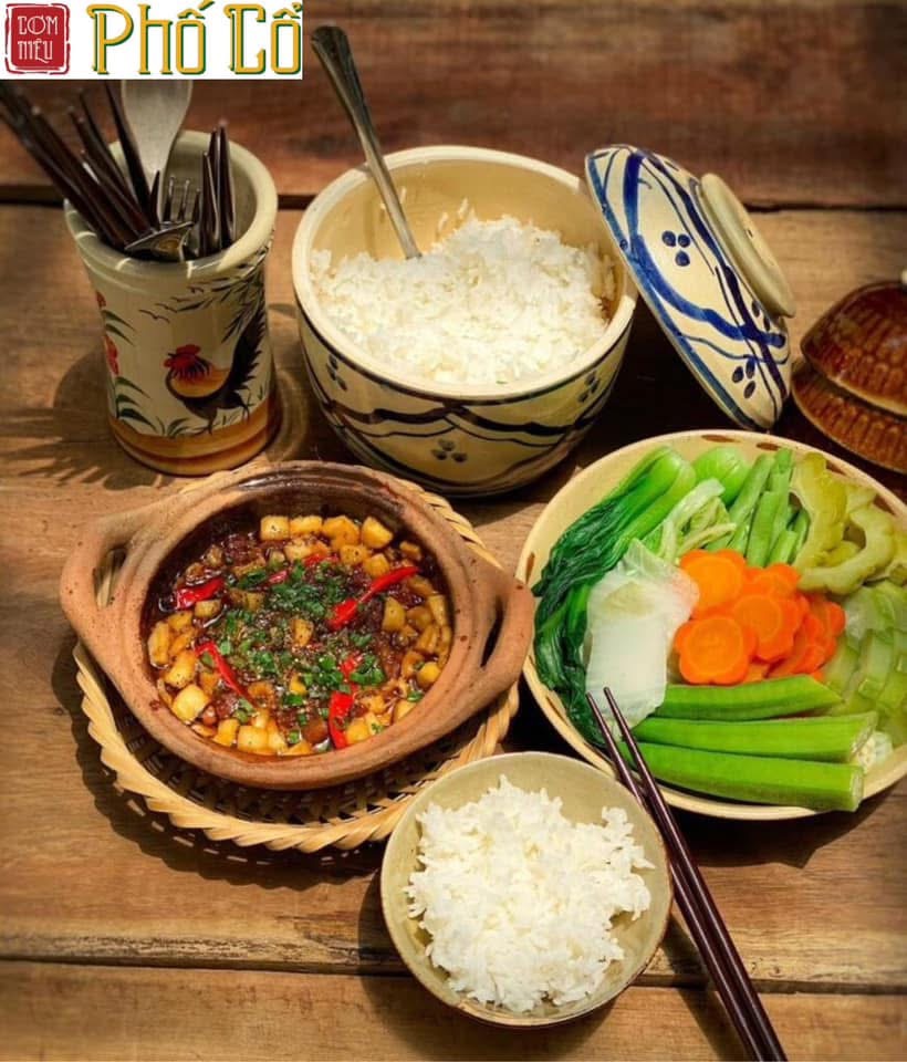 Mâm cỗ Tết Việt - Mỗi vùng miền mang sắc vị Tết riêng

???? Trên khắp mảnh đất hình chữ S, mỗi vùng miền lại mang một sắc vị Tết riêng. Ở miền Bắc, Tết là bánh chưng vuông vức, dưa hành giòn cay và thịt đông trong veo. Về miền Trung, vị Tết trở nên đậm đà, cầu kỳ với tré, nem chua, chả lụa mang hương vị đặc trưng của vùng đất nắng gió. Trong khi đó, Tết ở miền Nam lại là sắc xuân rộn ràng với bánh tét dẻo thơm, thịt kho béo ngậy và củ kiệu chua ngọt, dân dã mà gần gũi với bao thế hệ người Việt ta. Câu chuyện ẩm thực Tết luôn là nét điểm xuyến tinh tế trong bản đồ văn hóa Việt Nam trên toàn cầu, để mỗi chúng ta đều tự hào khi là một phần lan tỏa và gìn giữ nét đẹp truyền thống này. 

???? 0941893989
???? 173 Hai Bà Trưng P Thành Công, Tp. BMT