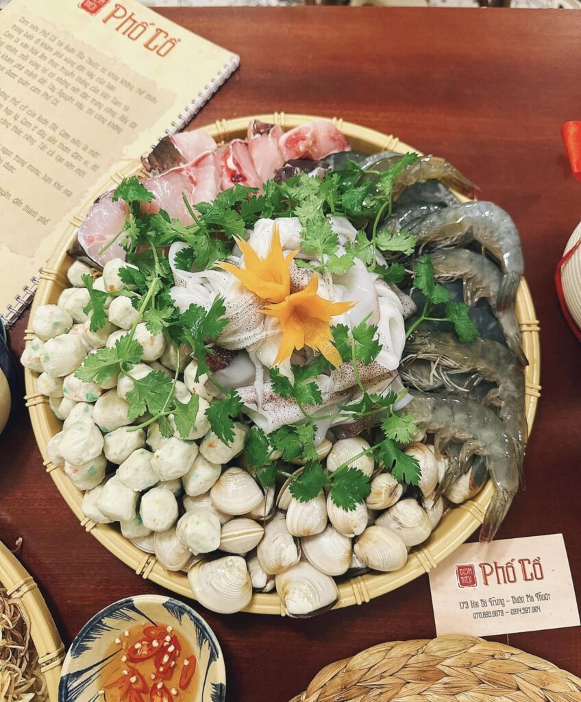 Lẩu Tomyum chua cay tại Cơm Niêu Phố Cổ